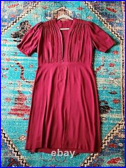 1940s Vintage Volup Cranberry Rayon Crepe Dress 36 w Pullover w bakelight belt